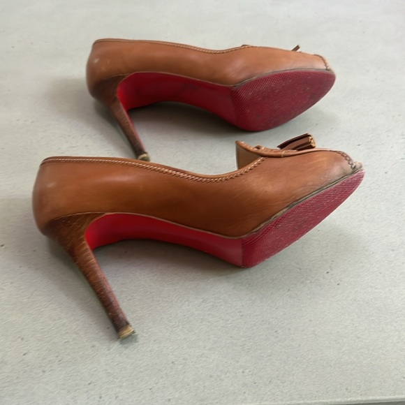 CHRISTIAN LOUBOUTIN CAMPUS Tasseled Platform Tan Leather Pump - Picture 5 of 7
